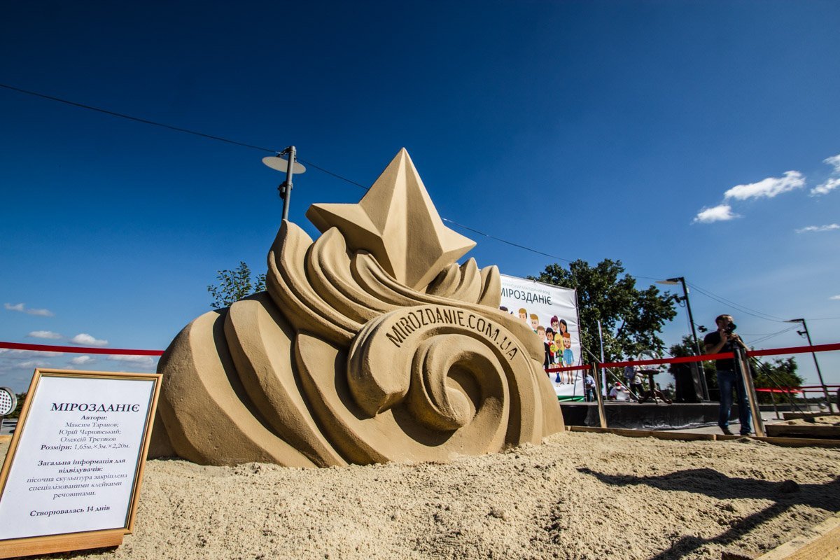 Сказочные герои и соло саксофона: в Днепре проходит фестиваль песка 3