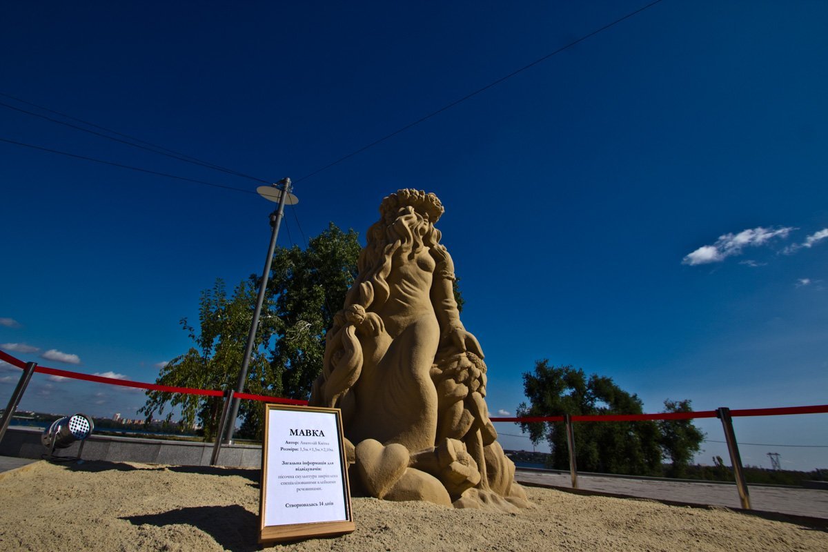 Сказочные герои и соло саксофона: в Днепре проходит фестиваль песка 4