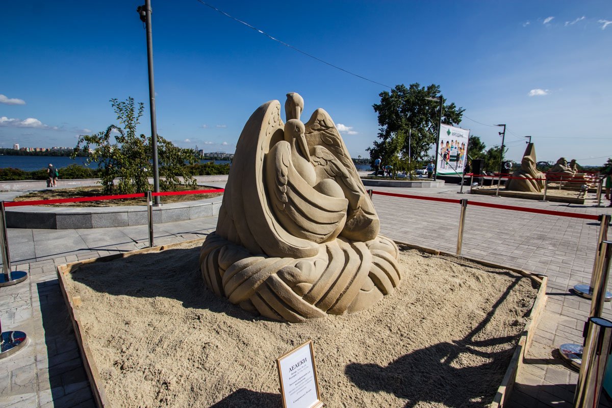 Сказочные герои и соло саксофона: в Днепре проходит фестиваль песка 5