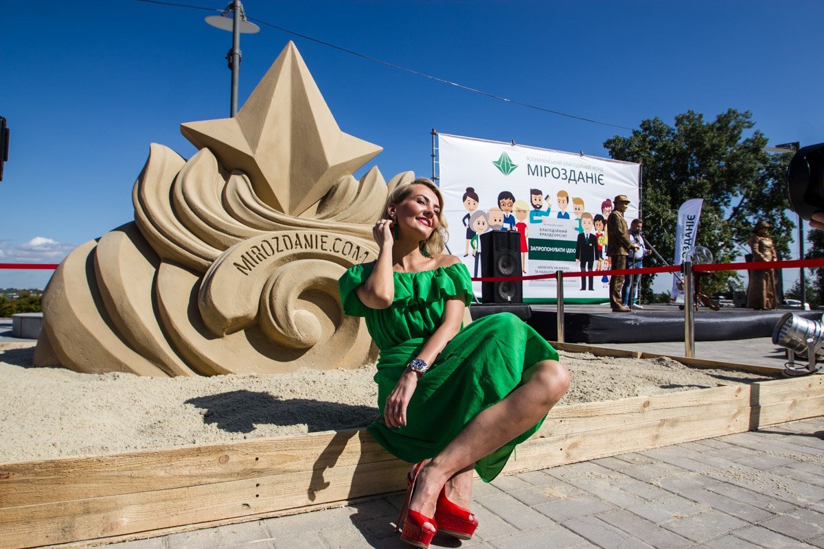 Сказочные герои и соло саксофона: в Днепре проходит фестиваль песка 6