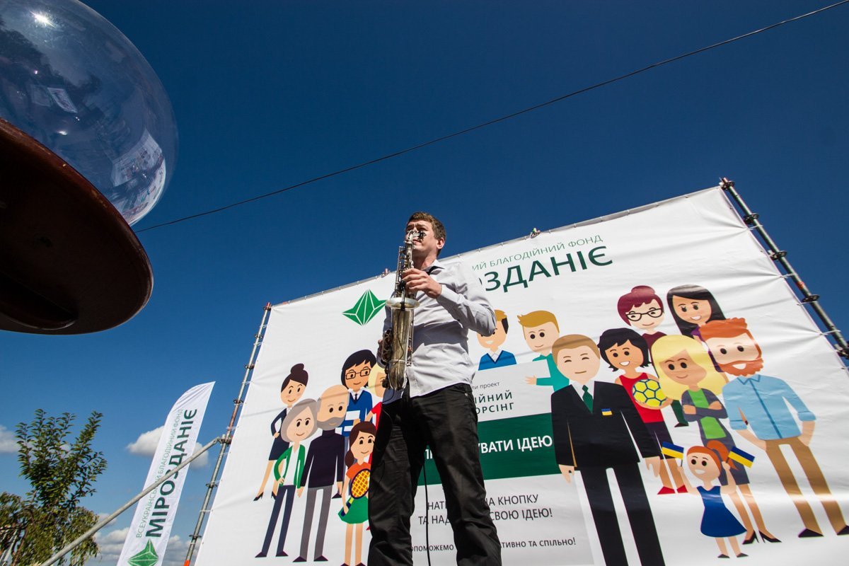 Сказочные герои и соло саксофона: в Днепре проходит фестиваль песка 7