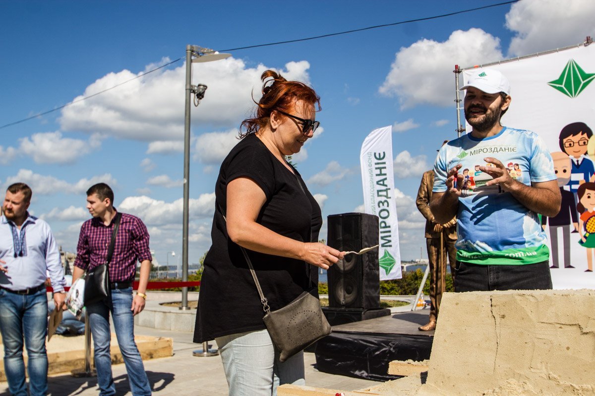 Сказочные герои и соло саксофона: в Днепре проходит фестиваль песка 8