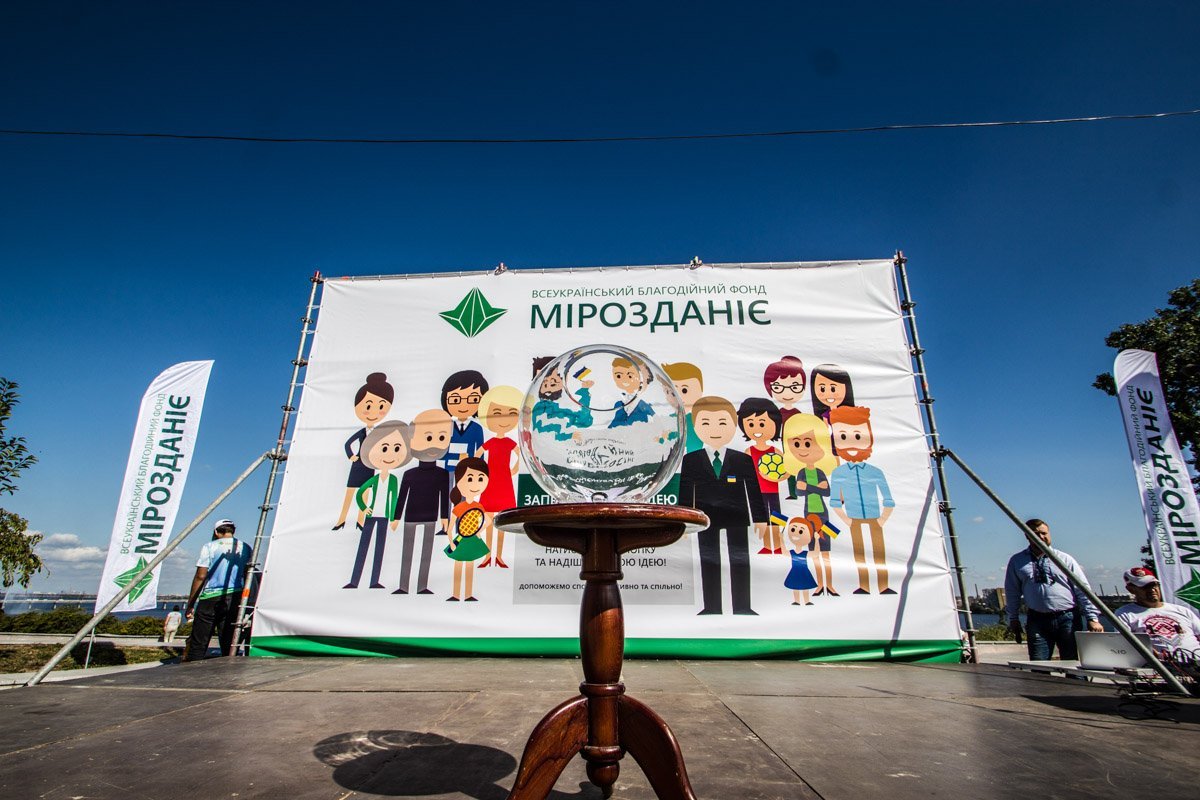 Сказочные герои и соло саксофона: в Днепре проходит фестиваль песка 9