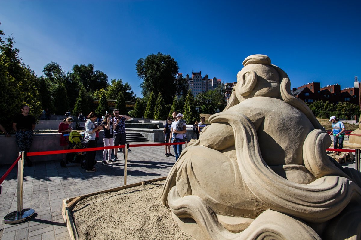 Сказочные герои и соло саксофона: в Днепре проходит фестиваль песка 10