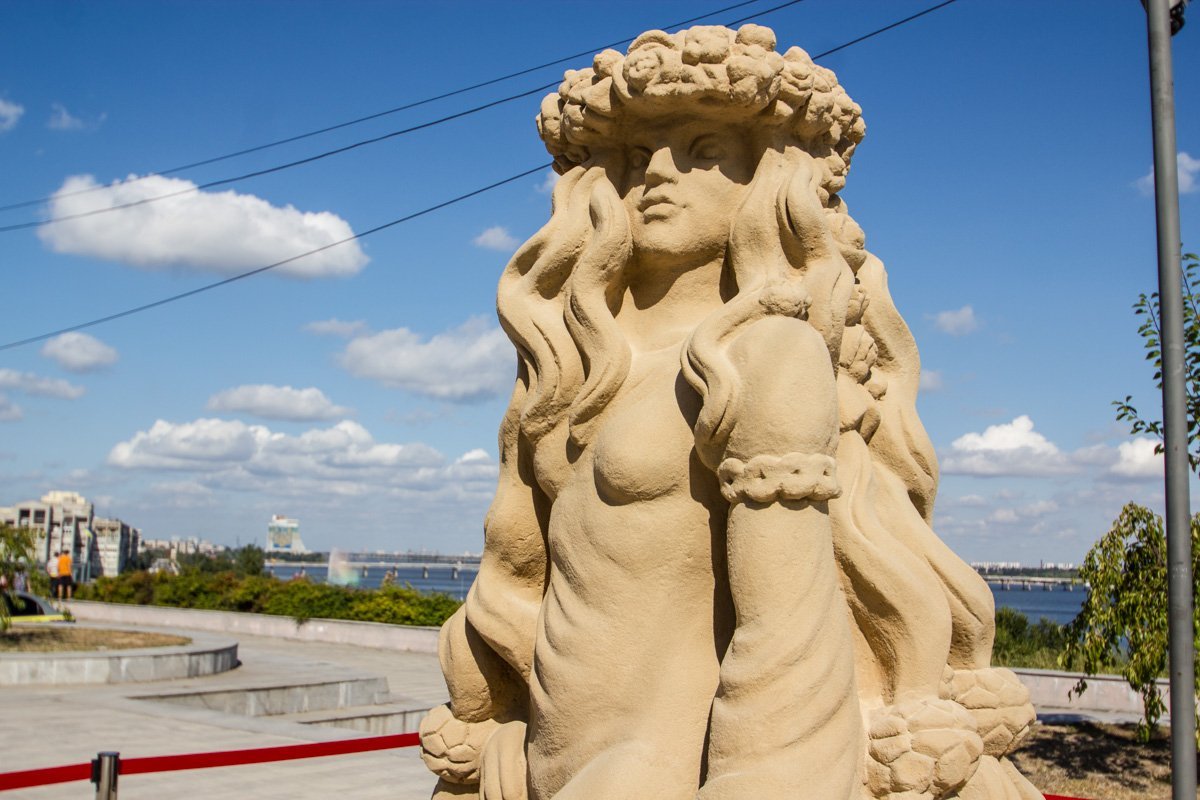 Сказочные герои и соло саксофона: в Днепре проходит фестиваль песка 11