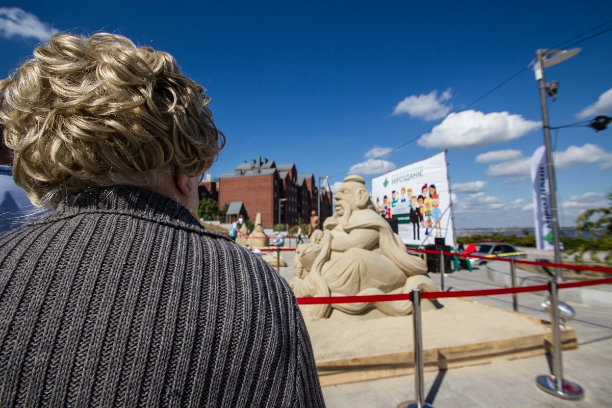 Сказочные герои и соло саксофона: в Днепре проходит фестиваль песка 12