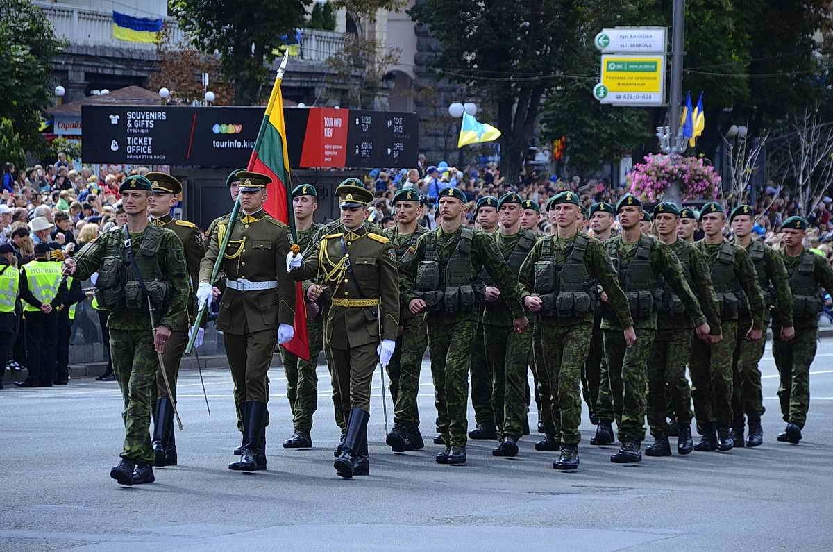 Парад в Киеве: по Крещатику прошли зарубежные войска 2
