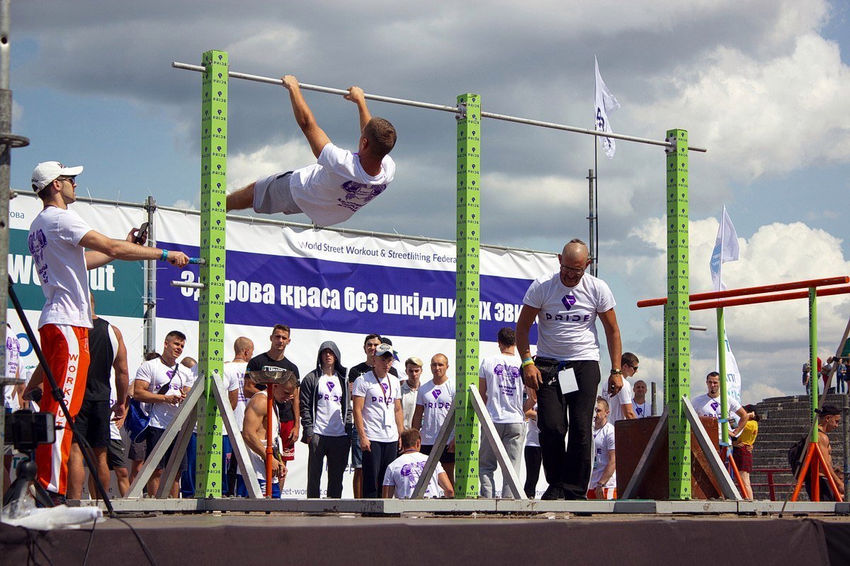 На Фестивальном девушки и парни соревнуются за чемпионство мира и Украины 10
