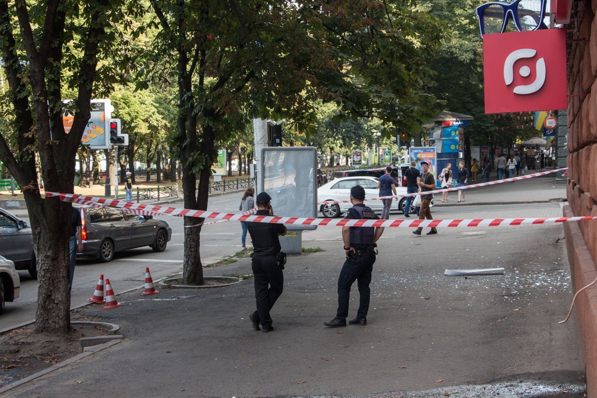 На проспекте Дмитрия Яворницкого мужчина и женщина выбросились из окон 2