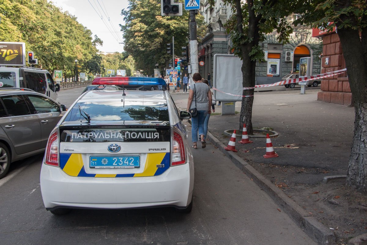 На проспекте Дмитрия Яворницкого мужчина и женщина выбросились из окон 4