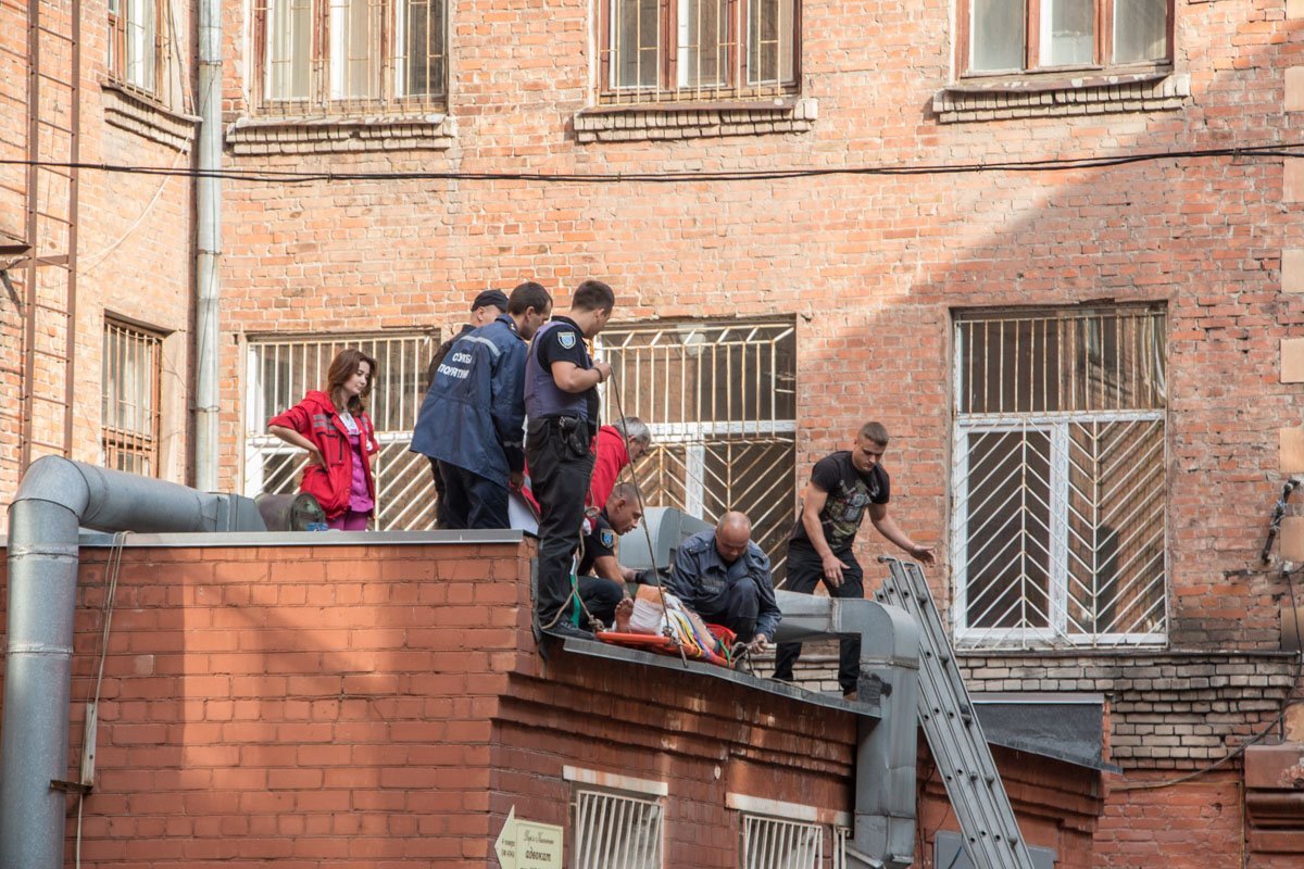 На проспекте Дмитрия Яворницкого мужчина и женщина выбросились из окон 5