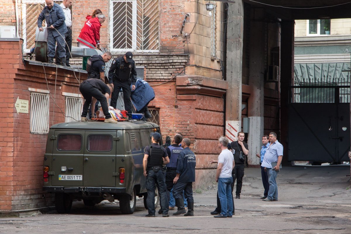 На проспекте Дмитрия Яворницкого мужчина и женщина выбросились из окон 6