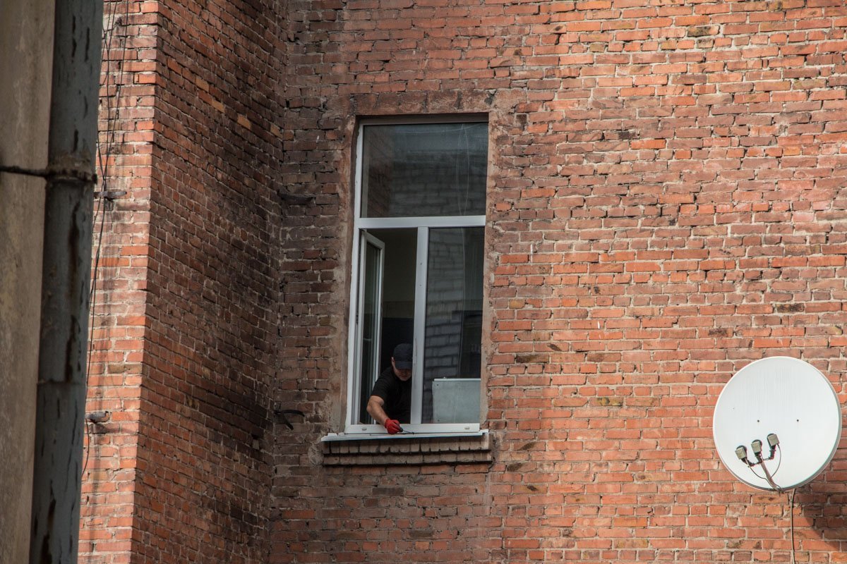 На проспекте Дмитрия Яворницкого мужчина и женщина выбросились из окон 7