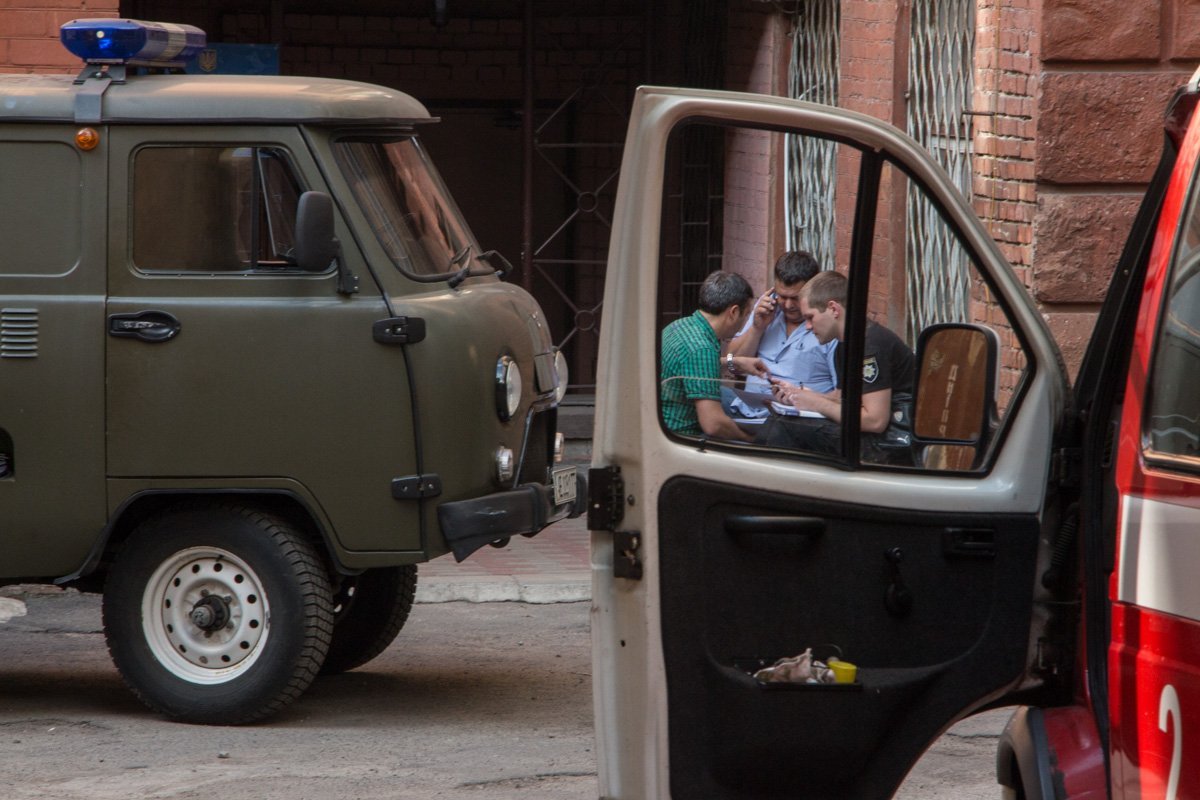 На проспекте Дмитрия Яворницкого мужчина и женщина выбросились из окон 8