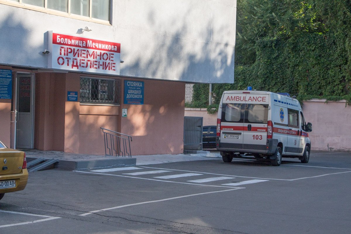 На проспекте Дмитрия Яворницкого мужчина и женщина выбросились из окон 9