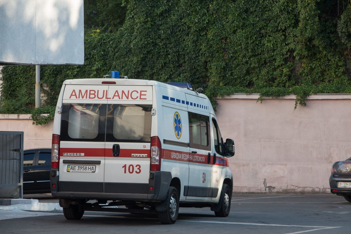 На проспекте Дмитрия Яворницкого мужчина и женщина выбросились из окон 10