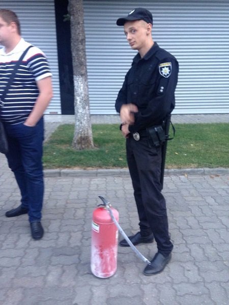 На Набережной во время празднования Дня Независимости взорвали огнетушитель 4