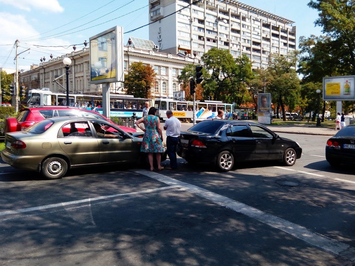 ДТП на Дмитрия Яворницкого: Lanos догнал Mitsubishi Lancer 1