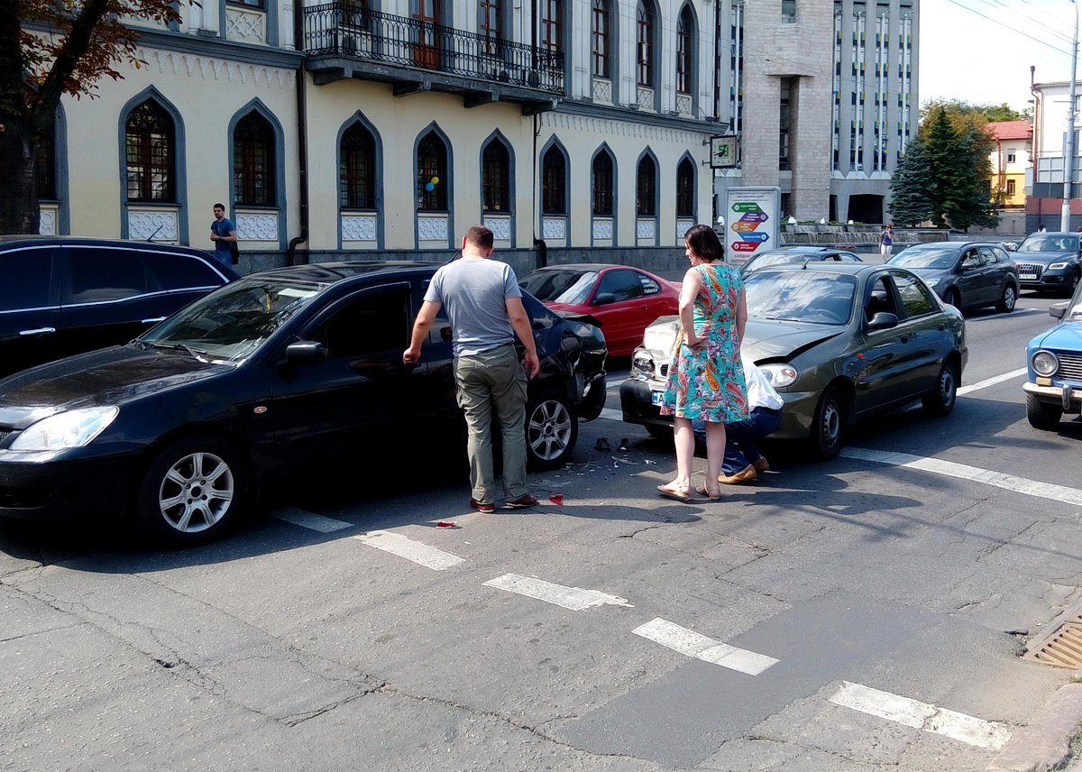 ДТП на Дмитрия Яворницкого: Lanos догнал Mitsubishi Lancer 2