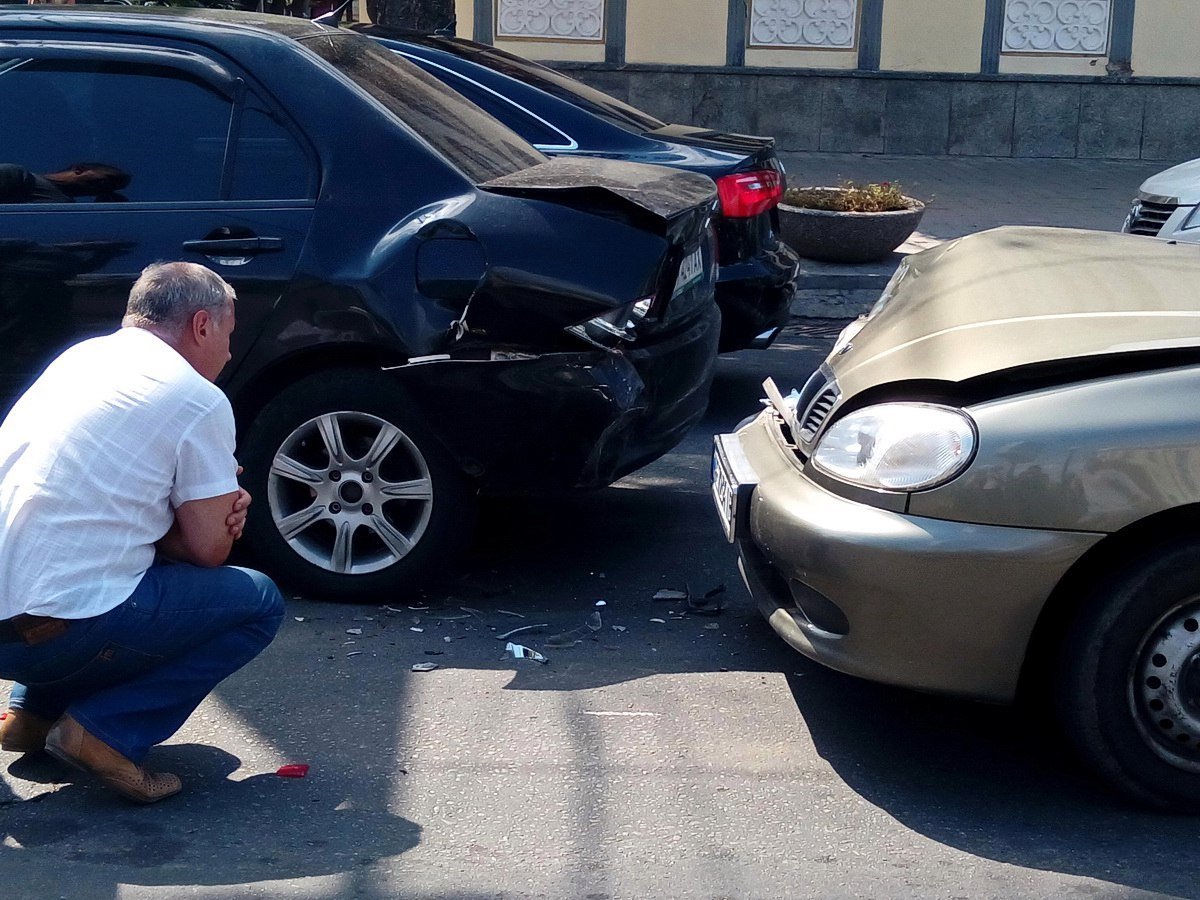 ДТП на Дмитрия Яворницкого: Lanos догнал Mitsubishi Lancer 3