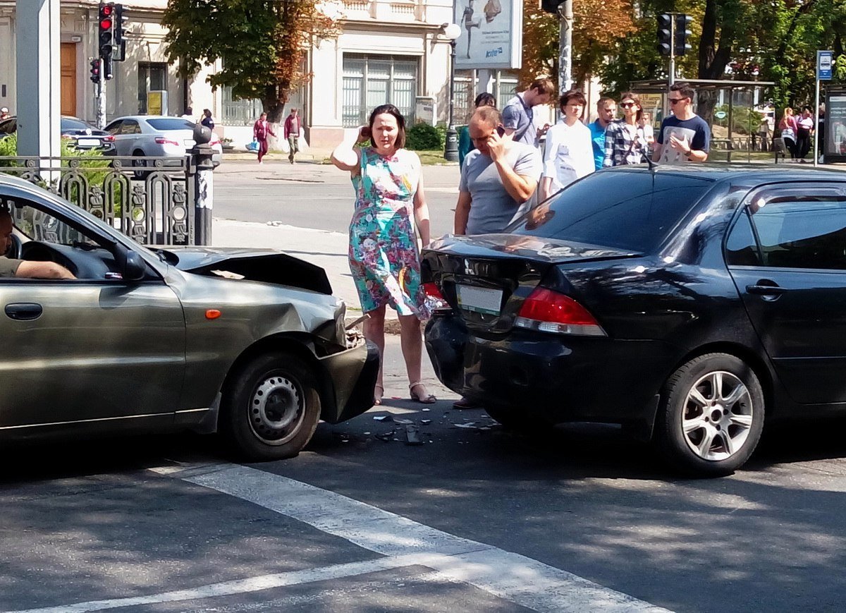 ДТП на Дмитрия Яворницкого: Lanos догнал Mitsubishi Lancer 4