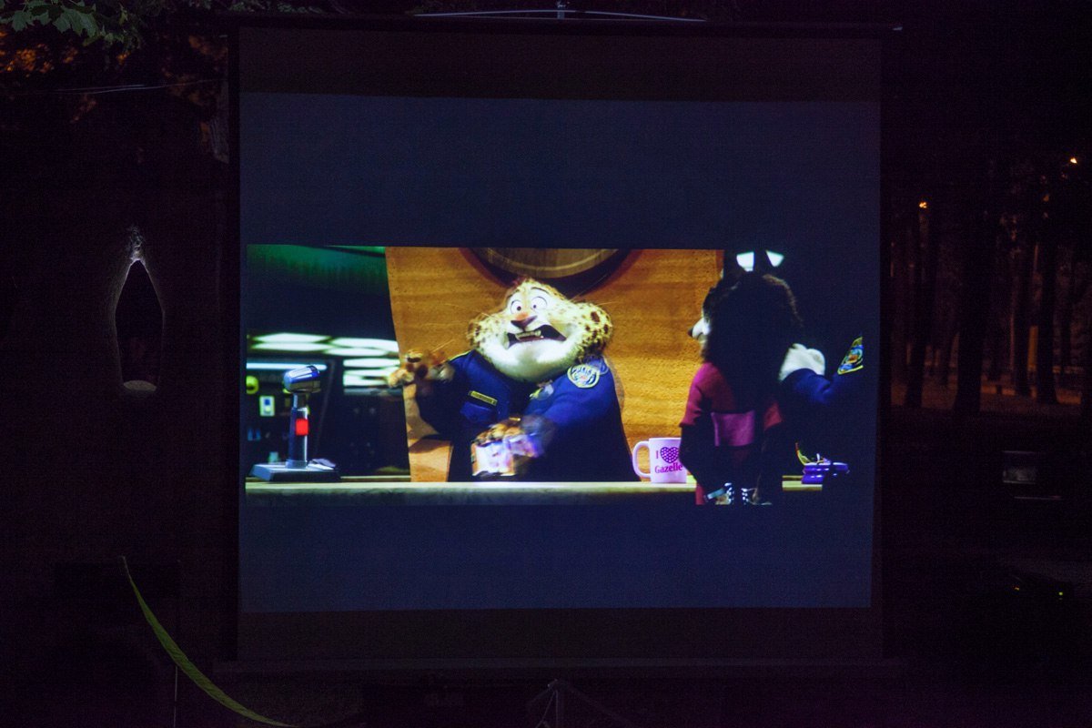 В сквере Героев показали мультфильм под открытым небом 1