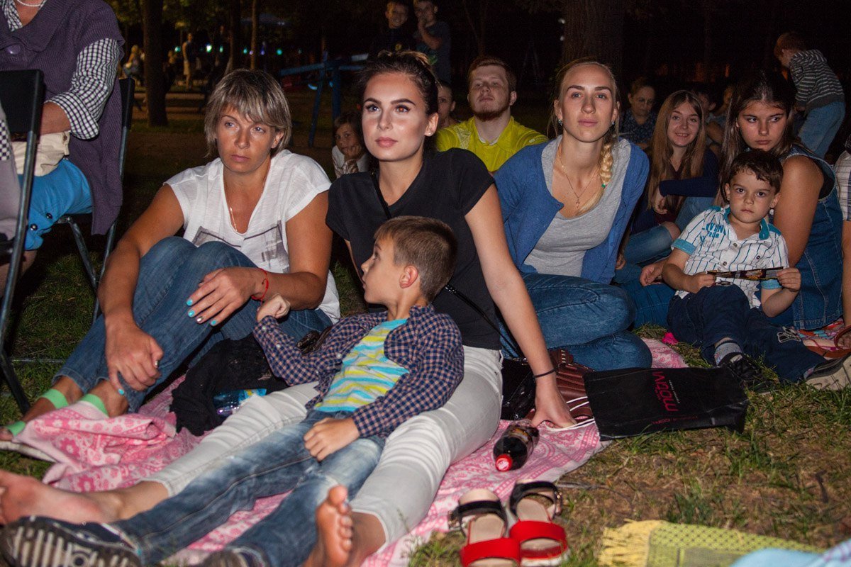 В сквере Героев показали мультфильм под открытым небом 2