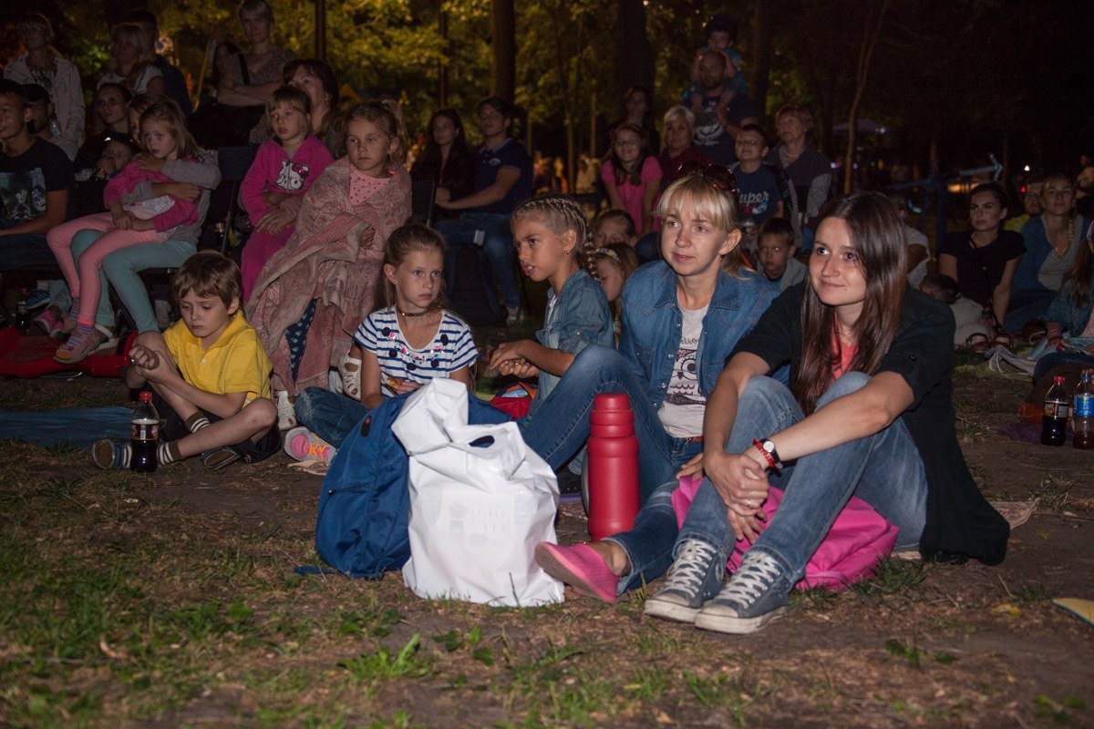 В сквере Героев показали мультфильм под открытым небом 3