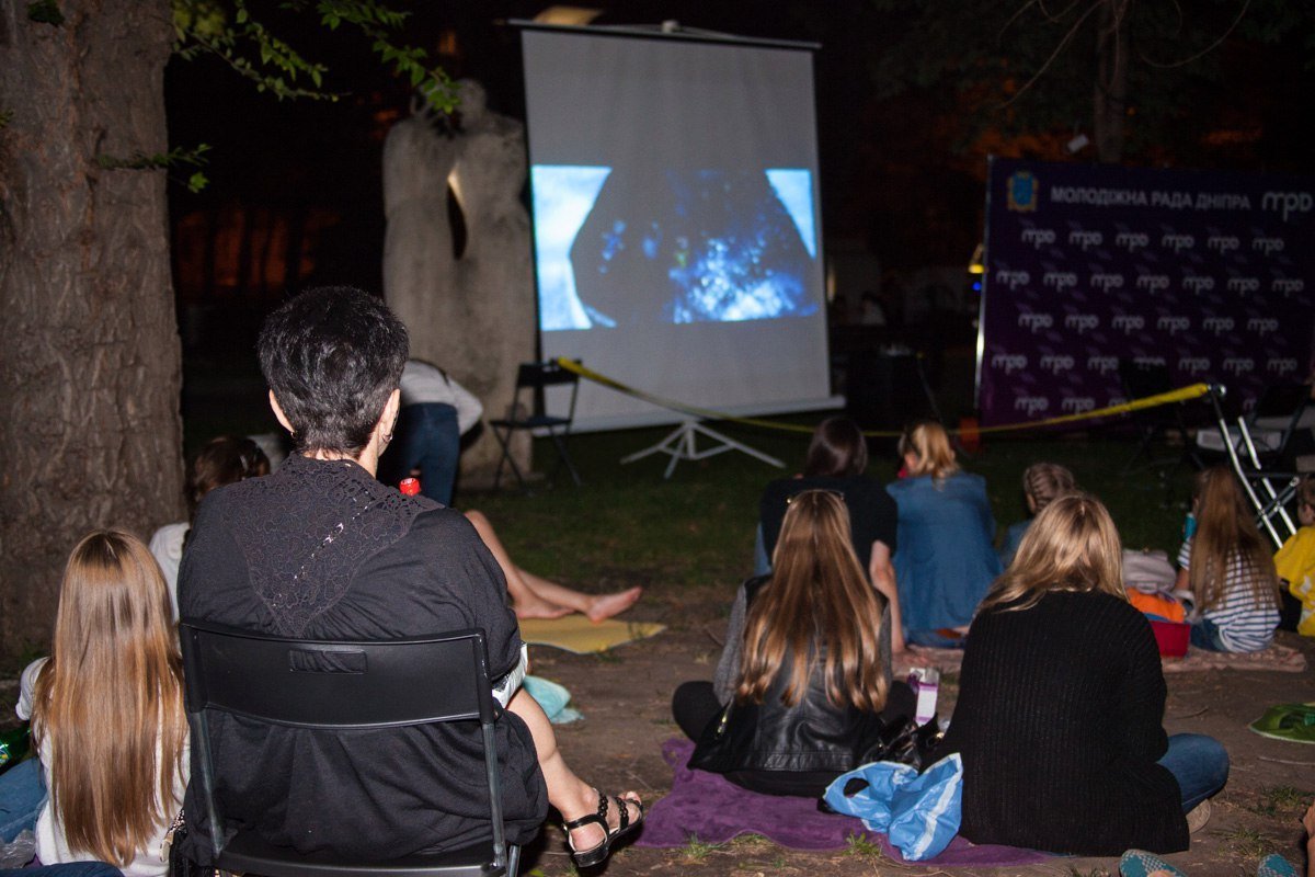 В сквере Героев показали мультфильм под открытым небом 6