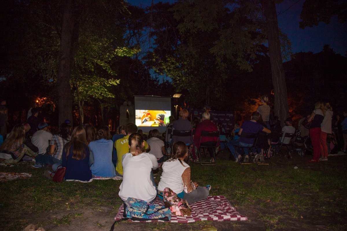В сквере Героев показали мультфильм под открытым небом 7
