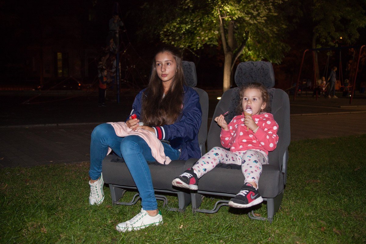 В сквере Героев показали мультфильм под открытым небом 11