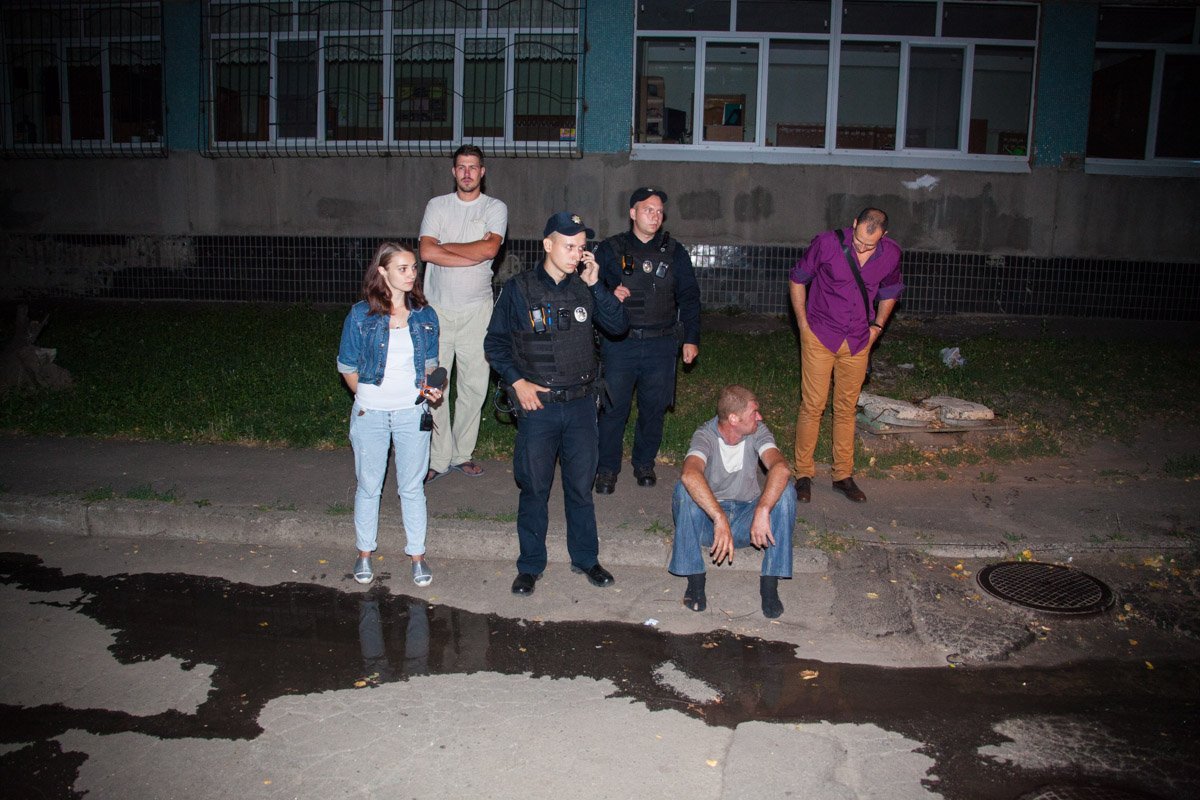 В Днепре патрульные спасли мужчину из задымленного здания 4