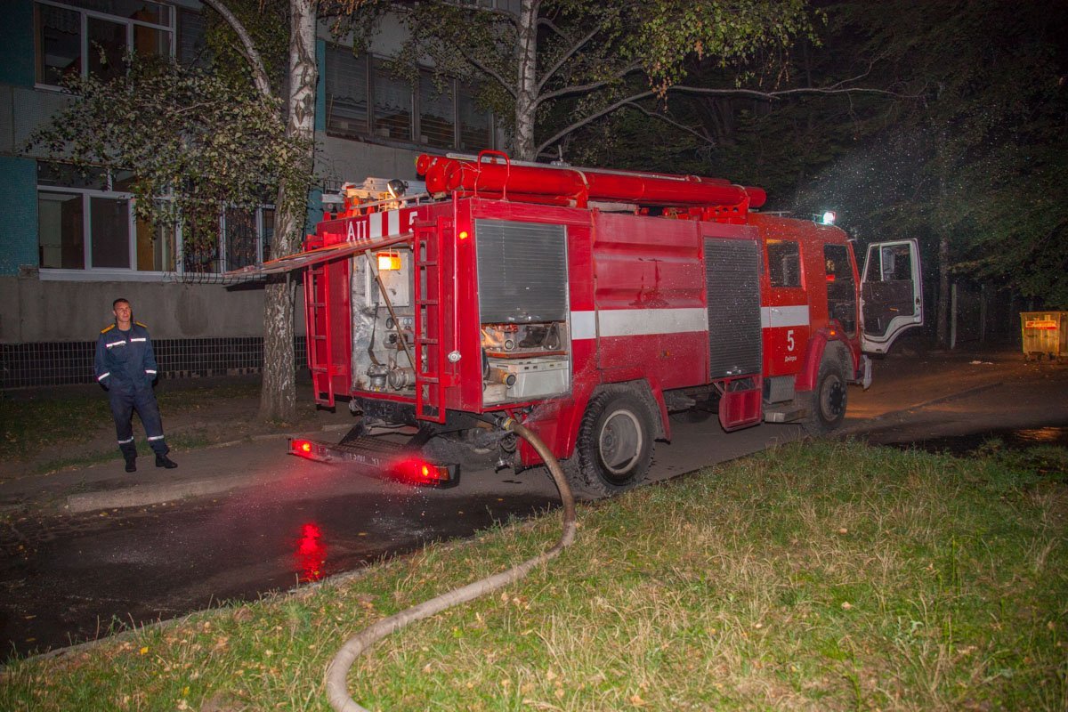В Днепре патрульные спасли мужчину из задымленного здания 5