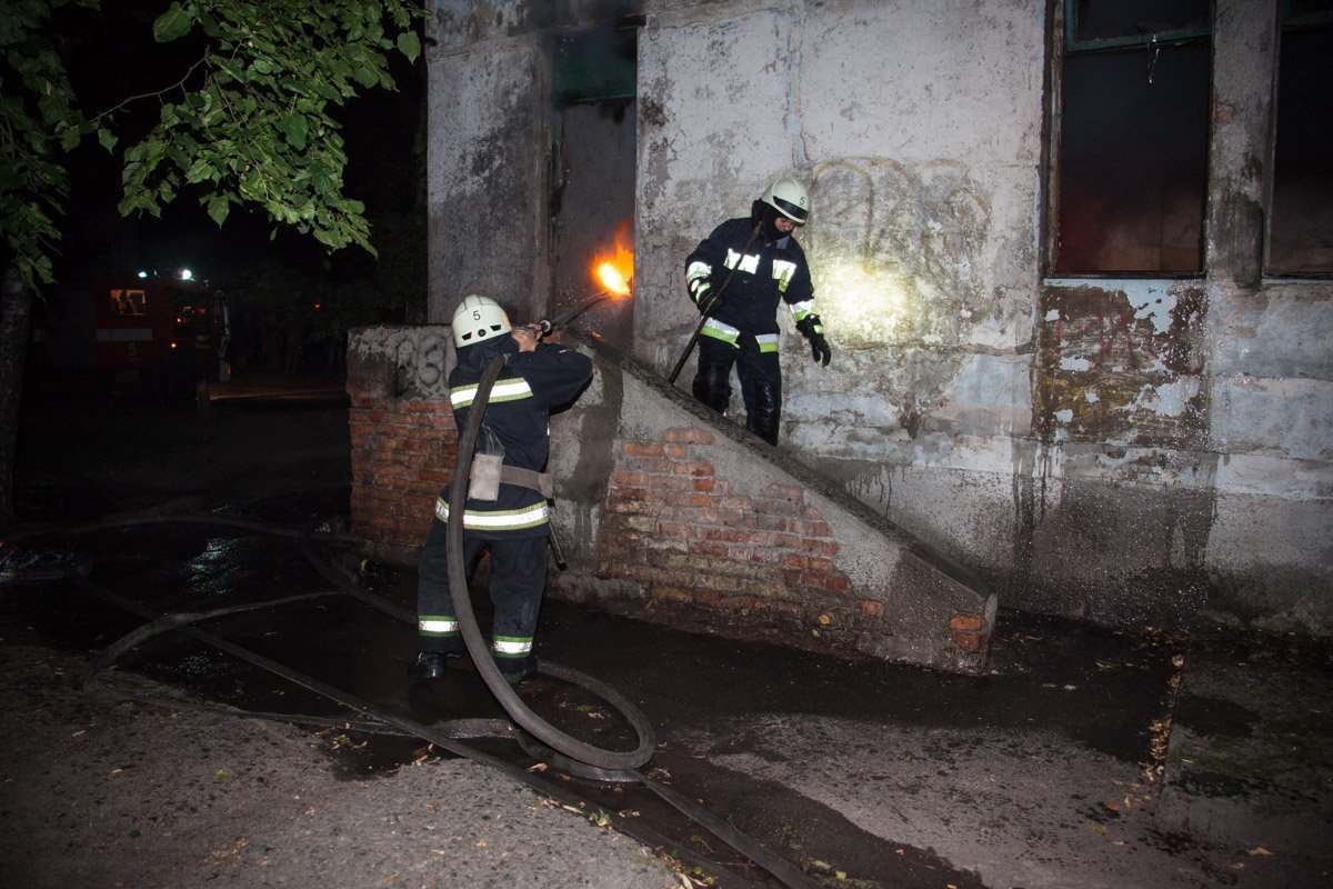 В Днепре патрульные спасли мужчину из задымленного здания 9