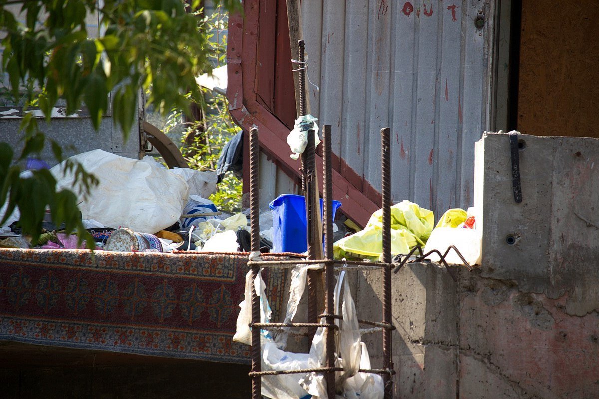 На бульваре Кучеревского бездомный мужчина умер на глазах у сожительницы 1