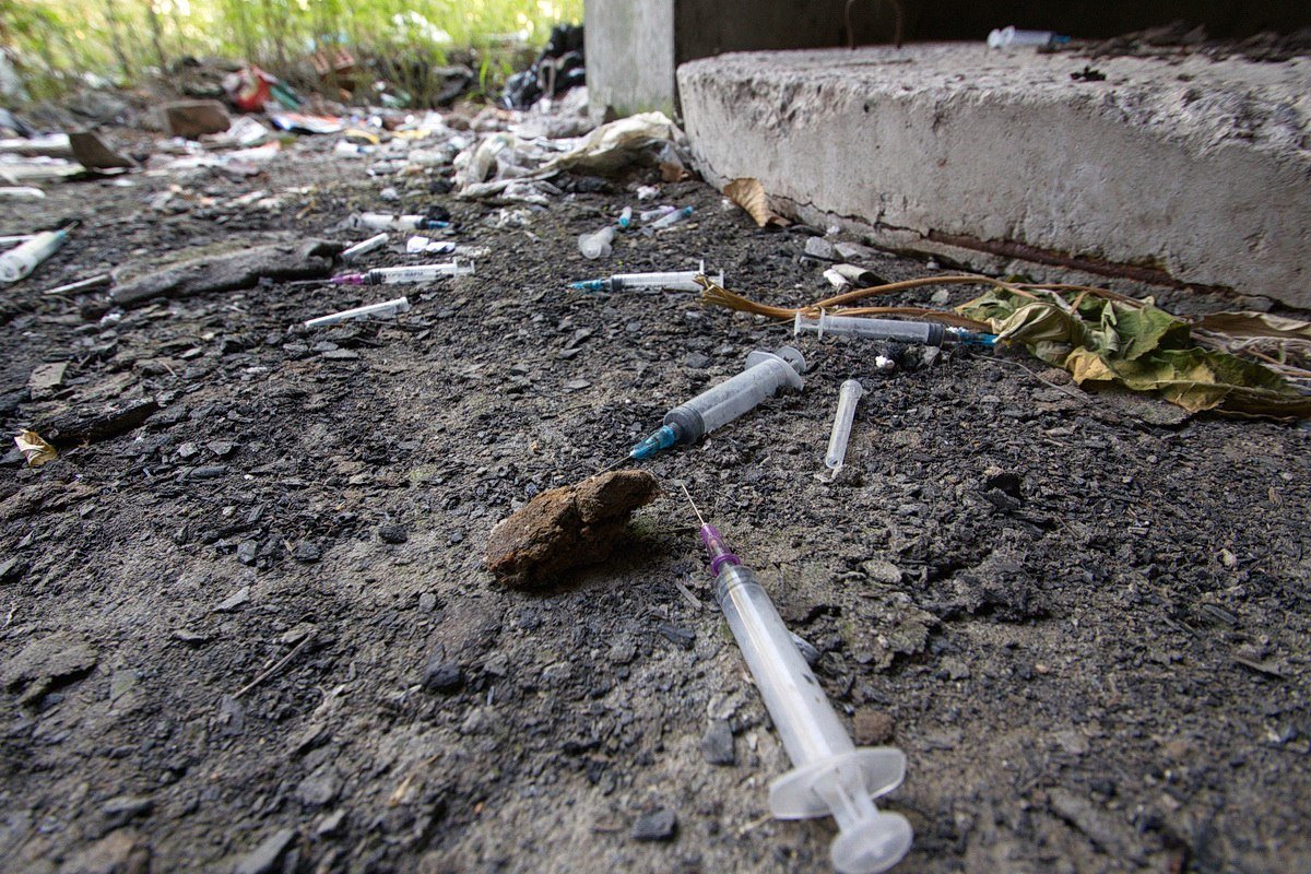 На бульваре Кучеревского бездомный мужчина умер на глазах у сожительницы 3