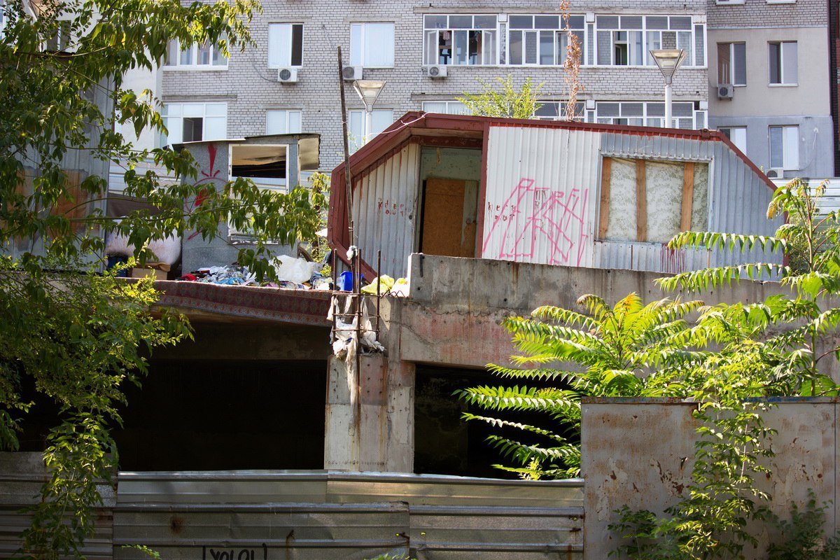 На бульваре Кучеревского бездомный мужчина умер на глазах у сожительницы 4