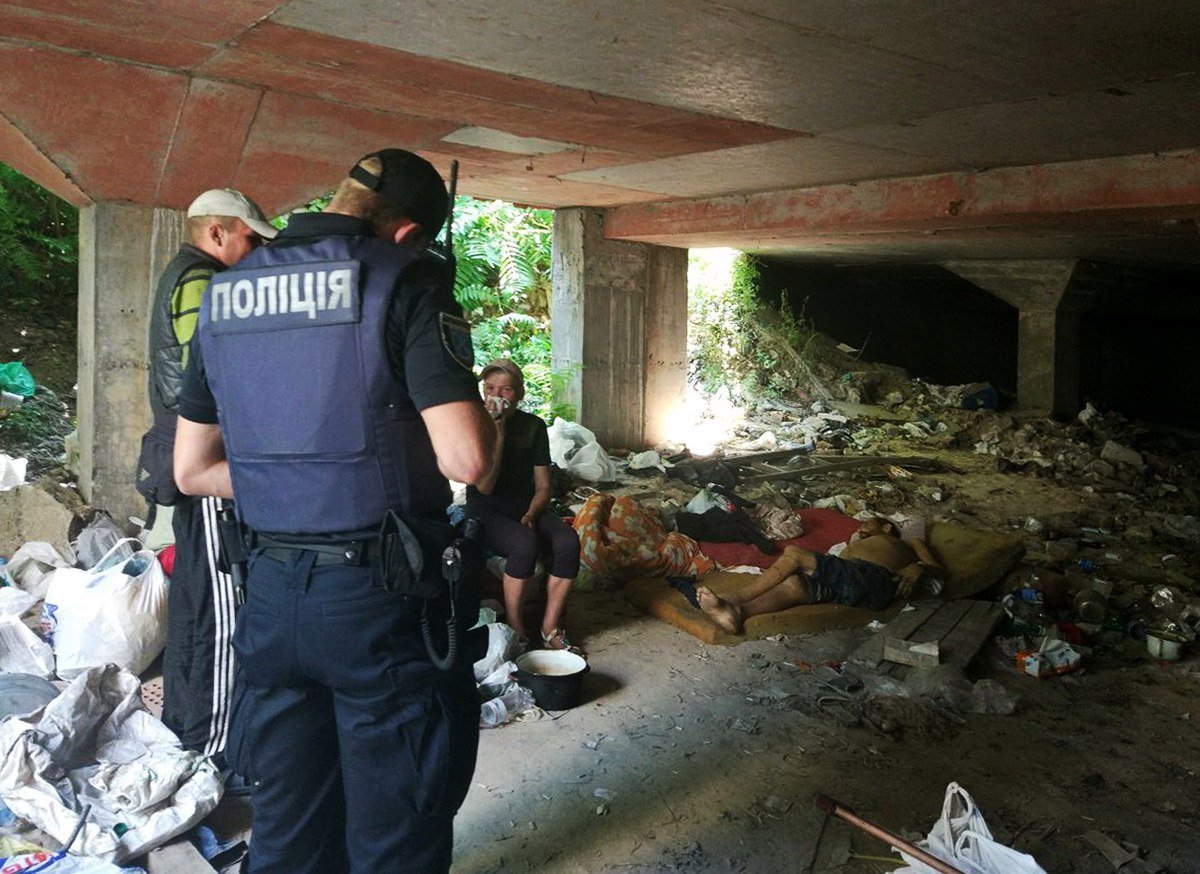 На бульваре Кучеревского бездомный мужчина умер на глазах у сожительницы 5