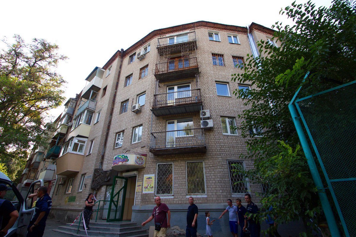 В центре Днепра по стенам жилого дома пошли трещины 1