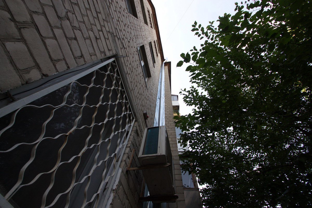 В центре Днепра по стенам жилого дома пошли трещины 2