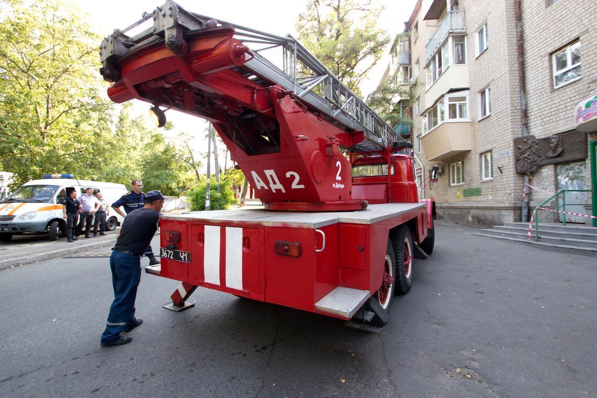 В центре Днепра по стенам жилого дома пошли трещины 3