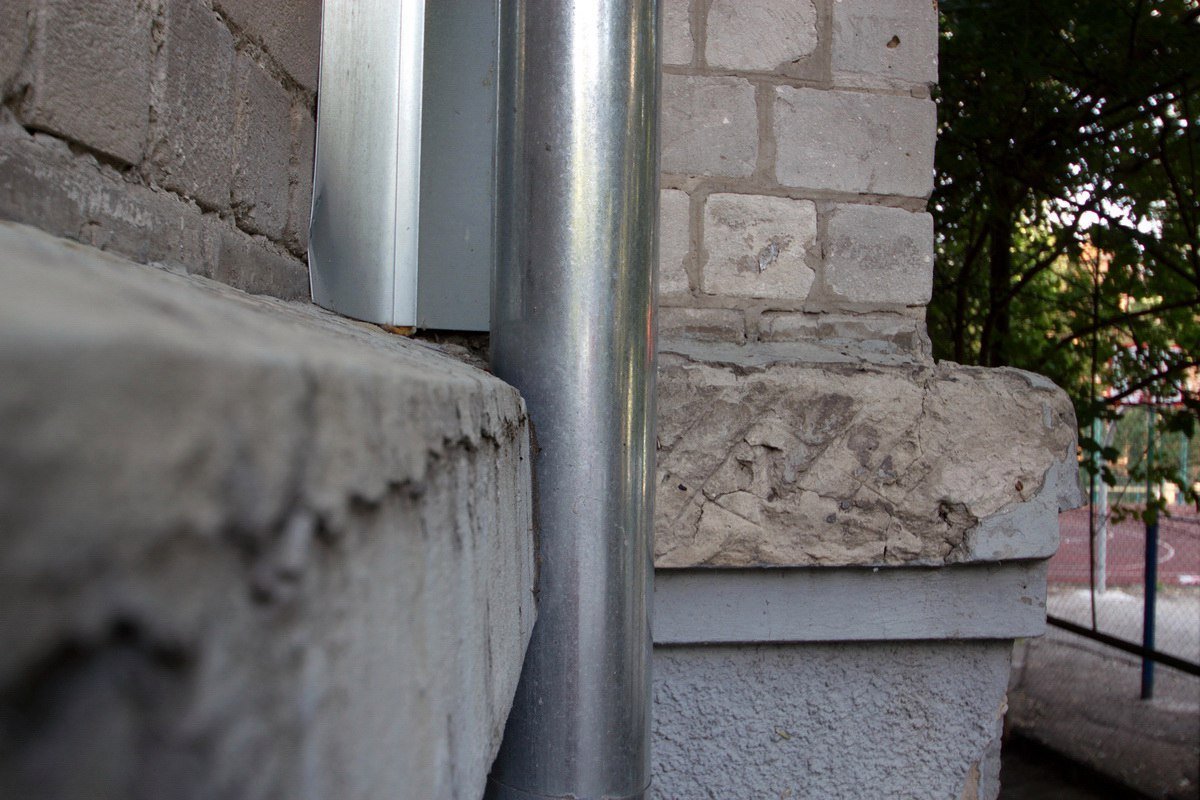 В центре Днепра по стенам жилого дома пошли трещины 5