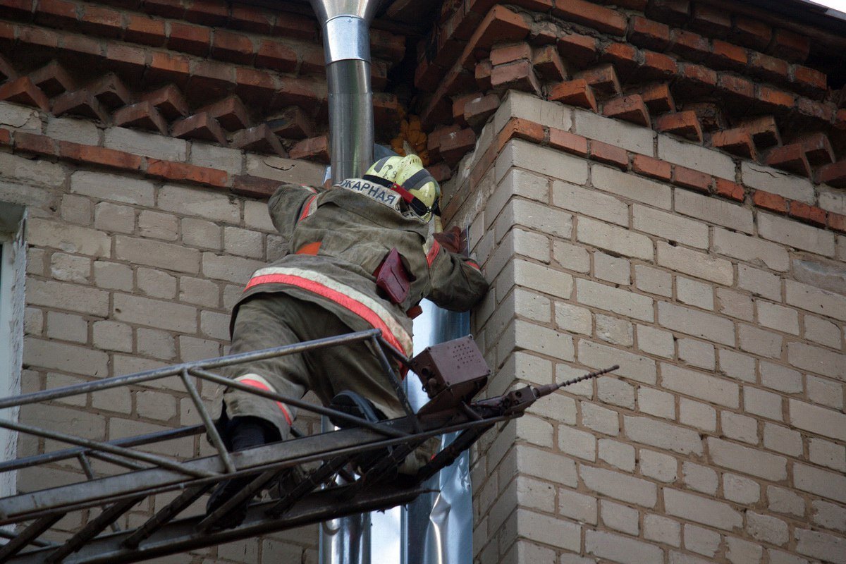 В центре Днепра по стенам жилого дома пошли трещины 9