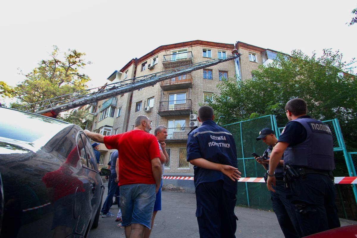 В центре Днепра по стенам жилого дома пошли трещины 10