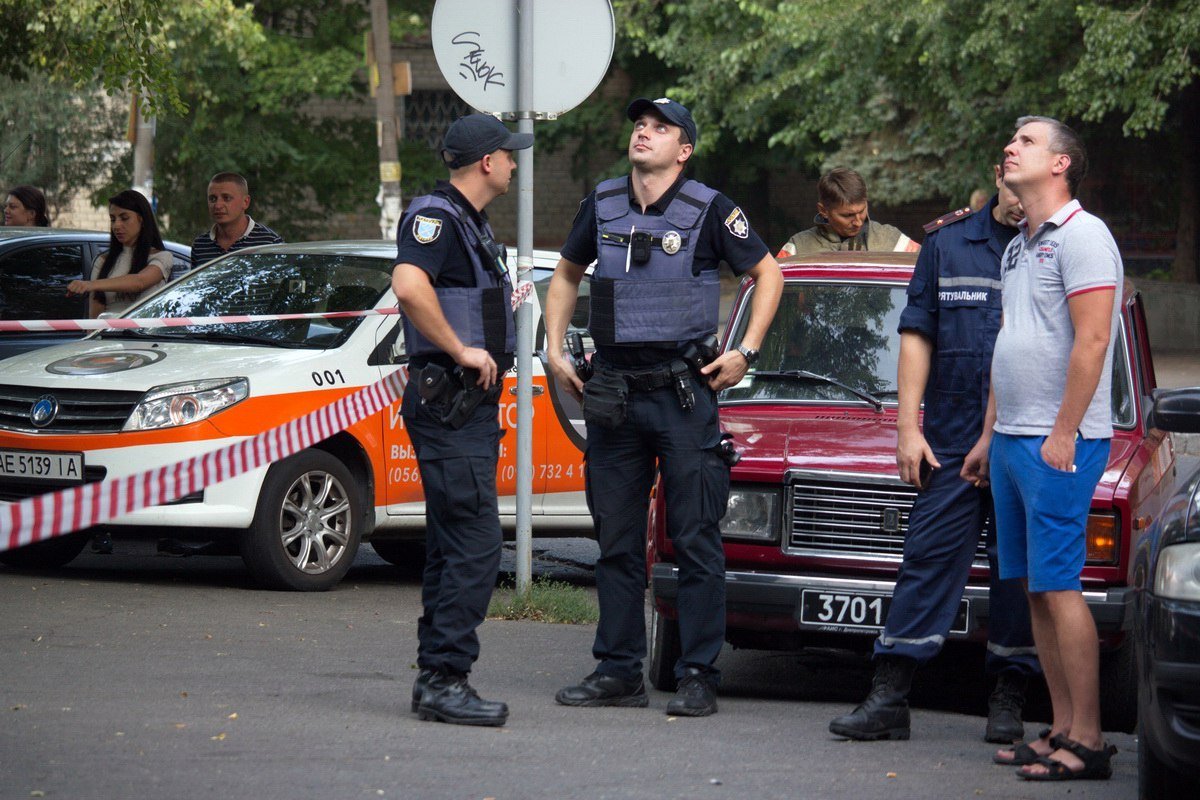 В центре Днепра по стенам жилого дома пошли трещины 12