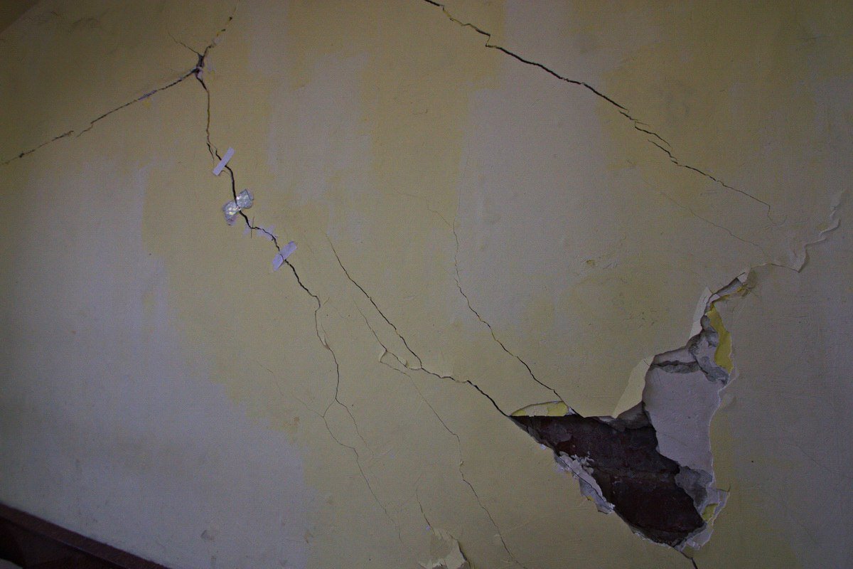 В центре Днепра по стенам жилого дома пошли трещины 14