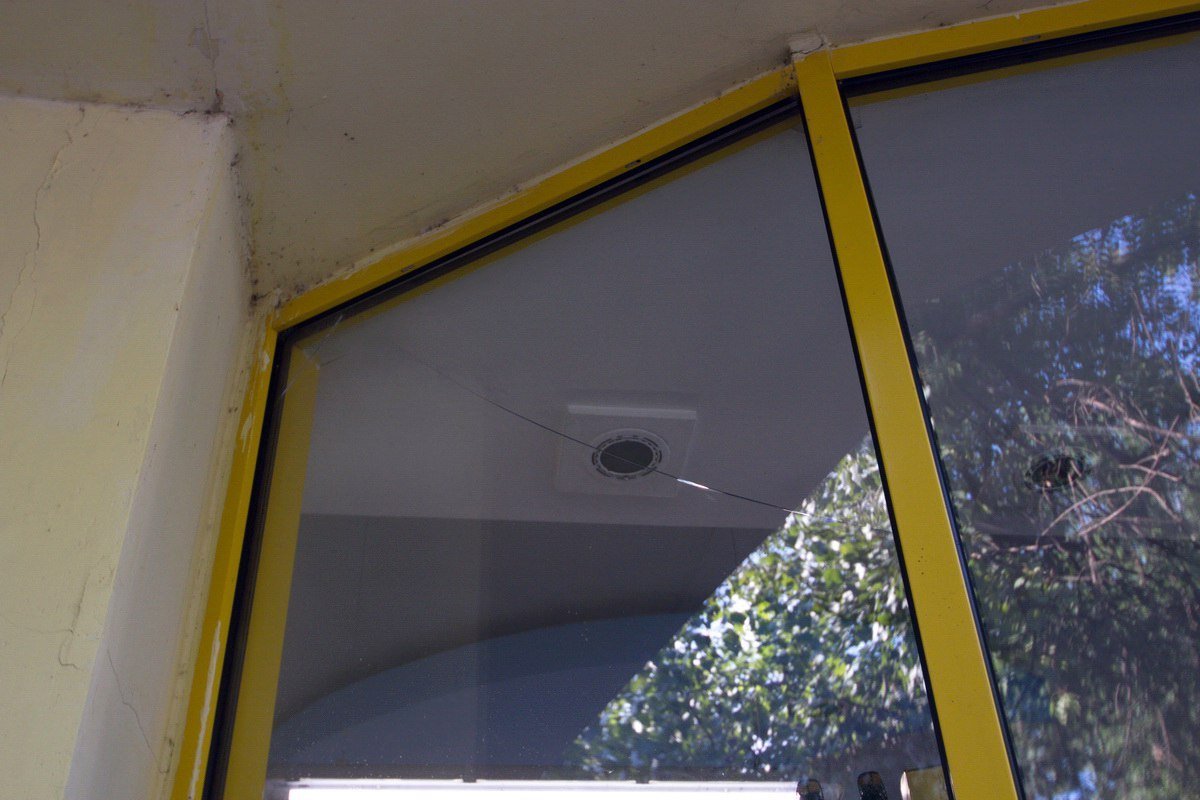 В центре Днепра по стенам жилого дома пошли трещины 15