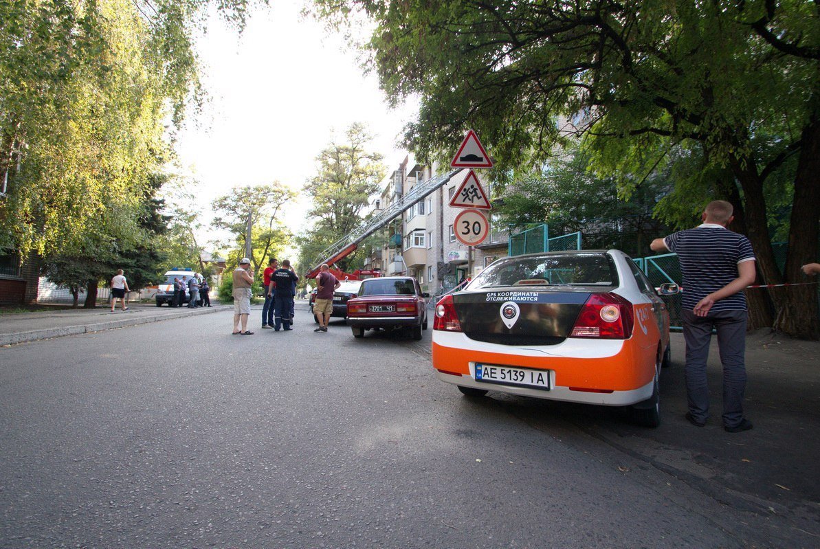 В центре Днепра по стенам жилого дома пошли трещины 16
