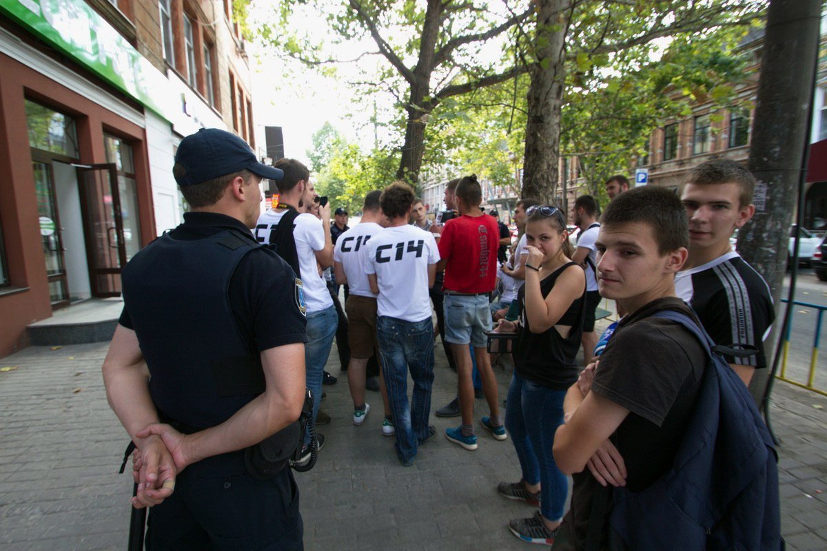 В центре Днепра активистов хотели задержать полицейские из-за расклеенных листовок 1