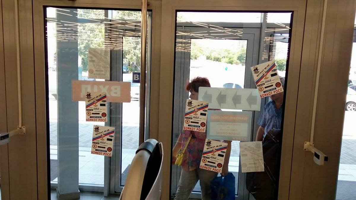 В центре Днепра активистов хотели задержать полицейские из-за расклеенных листовок 9